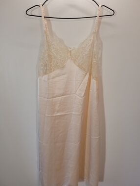 Vintage Lejaby Women's Lace-Trim Slip Chemise in Cream - L